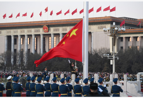 　　1月1日晨，北京天安门广场举行隆重的升国旗仪式，这是由人民解放军担负国旗护卫任务后，首次举行的升旗仪式。新华社
