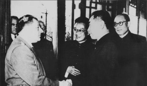 阎宝航（右一）陪同周恩来总理会见外宾
