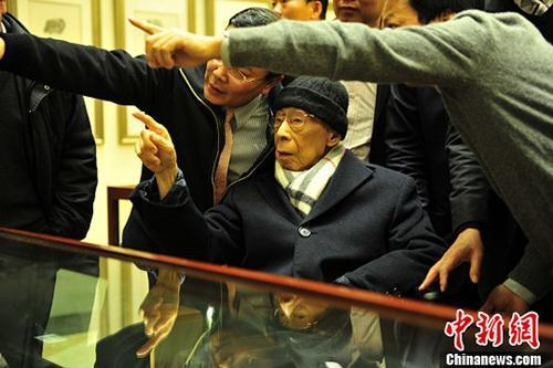 　　资料图：饶宗颐在广州参观“紫石风华（砚）、修心养德（琴）、怡心雅茗（壶）”展览。中新社发 陈骥旻 摄