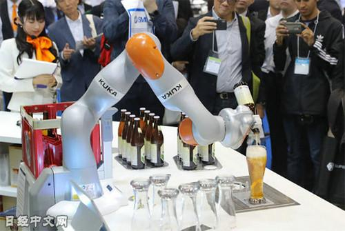 资料图片：德国库卡的机器人在倒啤酒。（《日本经济新闻》网站）