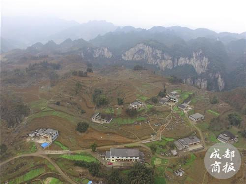 兴文石海深山之中，罗江云的家就在其中。