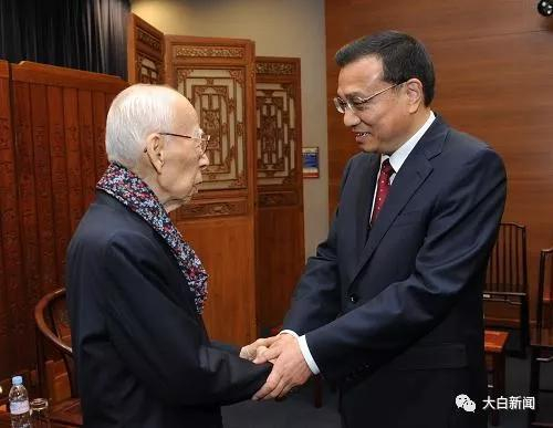 李克强在香港大学看望国学大师饶宗颐（图/新华社）