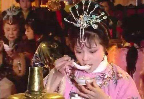 ▲87版《红楼梦》元宵节场景。