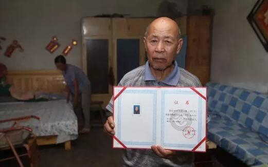 老人展示非遗证书