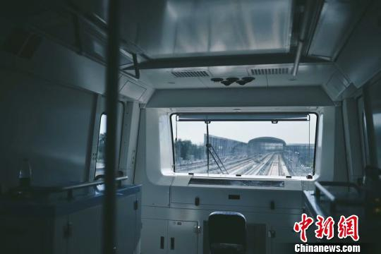 北京地铁燕房线开通运营。　马海燕 摄