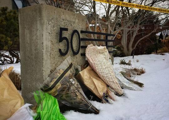 邻居仍然在案发豪宅外放花。