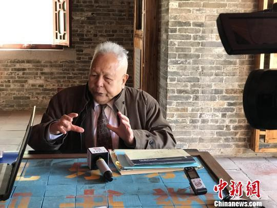 北京大学中国诗歌研究院院长谢冕接受媒体采访　索有为　摄