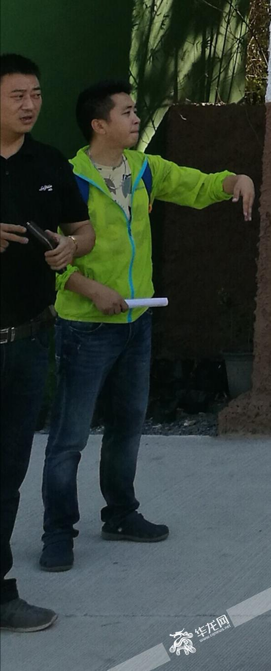 何永杰生前正在召集旅游团的团员集合。游客杨阿姨供图 华龙网发