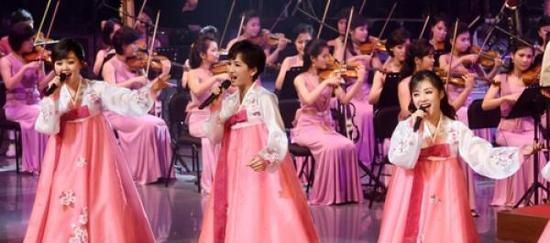 朝鲜艺术团冬奥庆祝演出在江陵艺术中心举行首演。