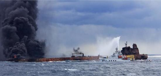 　　2018年1月12日10时25分许，现场灭火作业第三次启动，“东海救117”轮 、深潜号向“桑吉”轮喷射泡沫降温灭火。上海海上搜救中心供图
