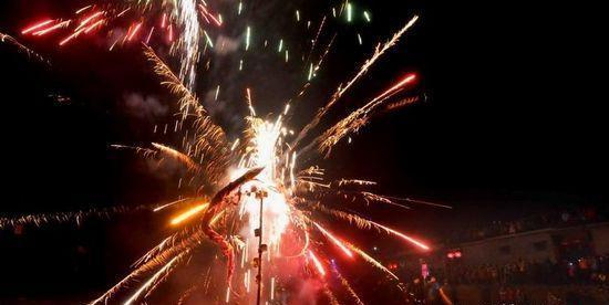 　　2013年2月24日，河北赵县，“五道古火会”现场，民间自扎的蛇年烟火燃放出流光异彩。 燕赵都市网 图