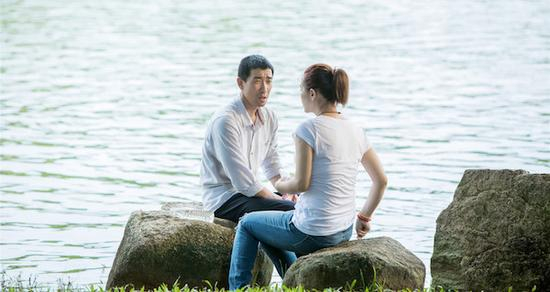 　　3月的《夜色撩人》改编自须一瓜的小说《淡绿色的月亮》，讲述一对原本生活美满的夫妻，因为一次入室抢劫而被改变生活的故事。