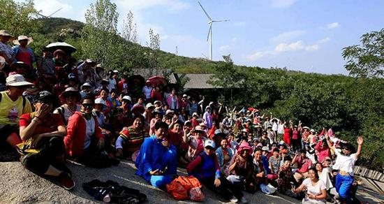 齐丽芳和病友们在一起。受访者供图