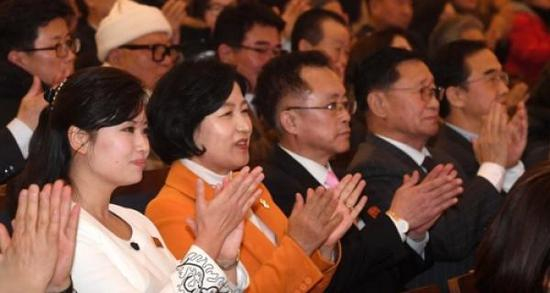 　　共同民主党党首秋美爱（左二）、江原道知事崔文洵、国立芭蕾舞团艺术总监姜秀珍等政界、文化界人士同朝鲜三池渊管弦乐团团长玄松月（左一）一同欣赏表演。