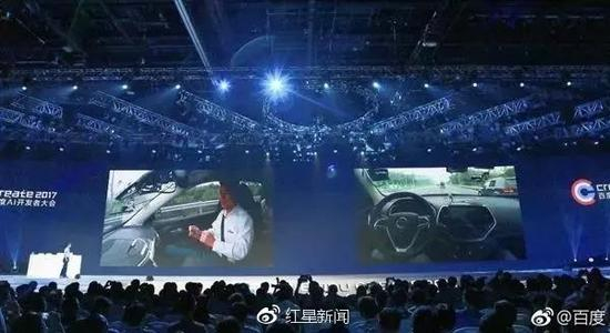 ▲李彦宏展示乘坐无人车行驶 图据百度微博