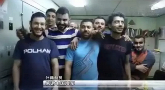 视频截图，获救船员对中国海军表示感谢。