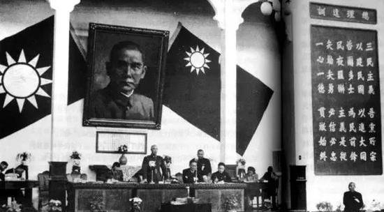 △1946年4月，蒋介石主持国民党中央全会，主席台右二的速记员就是沈安娜。