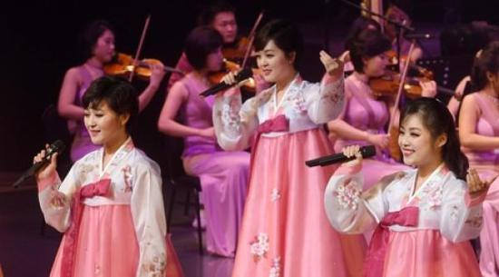 朝鲜艺术团冬奥庆祝演出在江陵艺术中心举行首演。