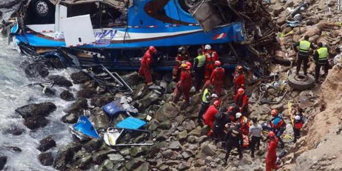 秘鲁大巴魔鬼弯坠崖致36死 总统发推感慨:悲剧