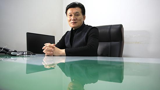 　　12月3日，王旭明最后一次坐在语文出版社的社长办公室，桌面已经被收拾干净。&nbsp; 澎湃新闻记者 权义 图