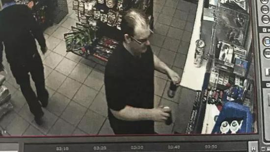 ▲巴雷特弃尸途中加油被监控拍下。图片来源每日电讯报