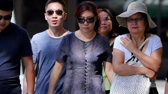 ▲冷梦梅母亲张梅（中）在家人陪伴下到庭。图片来源每日电讯报