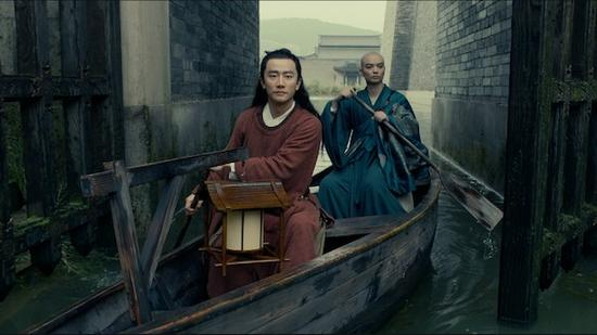 　　陈凯歌的《妖猫传》上映后，也是褒贬不一，评论两极分化严重。这部电影改编自日本作家梦枕貘的小说《沙门空海之大唐鬼宴》，通过诗人白居易（左，黄轩饰）和来长安取经的沙门空海（染谷将太饰）追查一只妖猫，揭露了当年杨贵妃之死的真相。