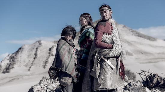 　　在《冈仁波齐》获得意外成功的票房后，张杨导演的另一部西藏题材电影《皮绳上的魂》在隔了一年多后公映。《皮绳上的魂》改编自作家扎西达娃的两部短篇小说：《西藏，系在皮绳结上的魂》和《去拉萨的路上》。在这个充满宗教神秘主义的故事中，作者玩起了元叙事。