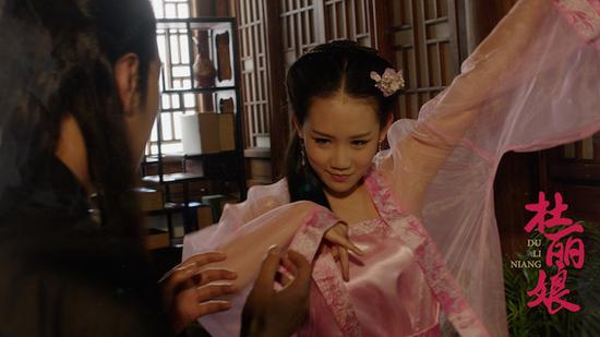 　　8月还有一部《杜丽娘》，虽然豆瓣电影条目的编剧一栏写着汤显祖，但他老人家地下有知，怕是不认的。
