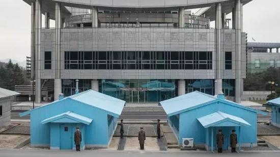 ▲朝鲜士兵站在板门店朝方一侧。