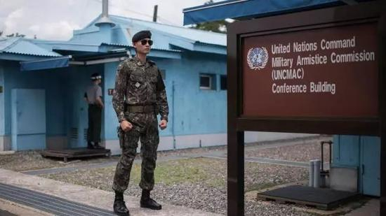 ▲一名韩国士兵站在板门店休战村的展馆外。