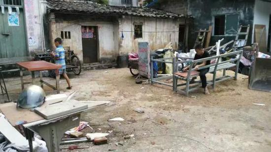 覃先生一家和老母亲所居住的老旧瓦房。覃先生的两个儿子一个在上初中，一个在上小学。