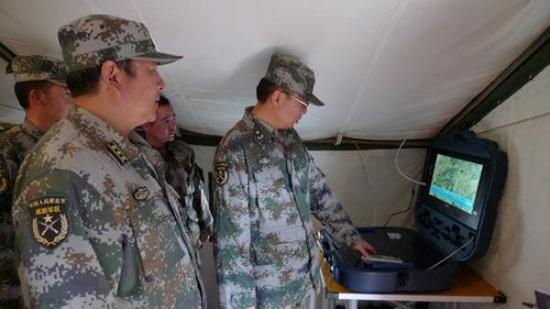 余琨少将（右） 资料图