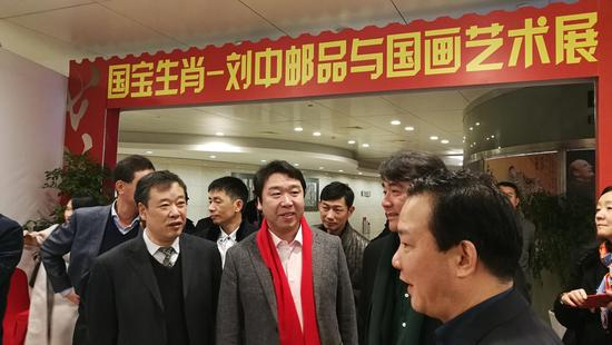 刘中引领各方嘉宾参观展览