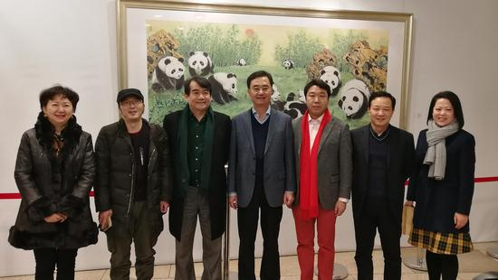 刘中与嘉宾们合影留念