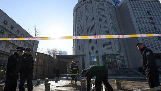 12月1日，工作人员在清理现场。图片来源：新华网