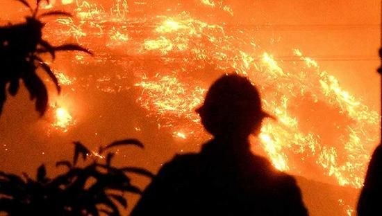 当地时间2017年12月16日，美国加州，山火持续肆虐。图片来源：视觉中国