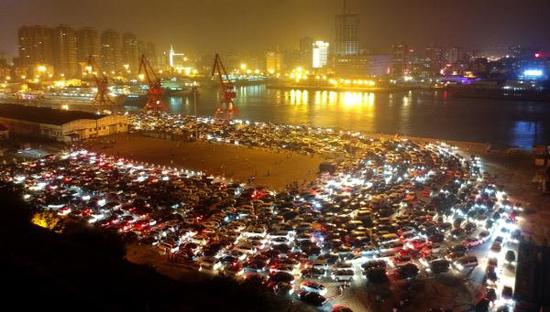 　　2月21日，车辆在海口市秀英港等待过海。 2月21日晚间，海口市气象局、交通局、海事局，湛江海事局联合发布公告称，琼州海峡雾区继续减弱，两岸港口航道能见度大于1000米，正常通航。 新华社 图