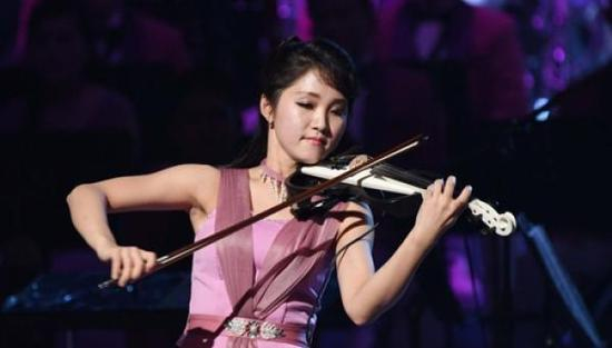 朝鲜艺术团冬奥庆祝演出在江陵艺术中心举行首演。