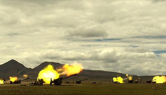 　　火炮的性能的优劣与发射药的技术水平息息相关，王泽山院士为我国地面武器装备发展追赶世界先进水平做出了卓越的贡献。图为解放军正在进行火炮发射训练。 中国军网 图