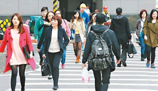 台湾薪资倒退，人才出走。（图片来源：台湾《联合报》）