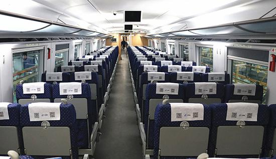 西成高铁的客室空间更大。&nbsp; 施为 图