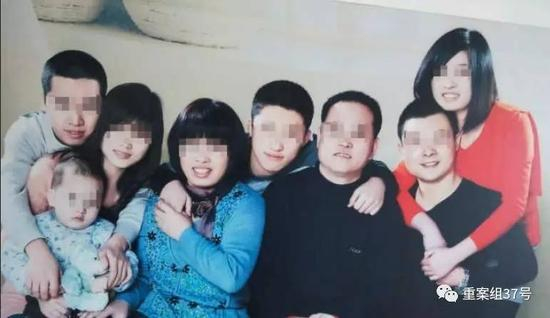 ▲曲鹏旭（右4）的全家福。 家属供图