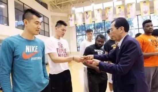 林叔看望王仕鹏等队员。