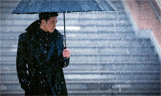 　　2月10日在部分地区公映的《游戏规则》，是高希希导演根据自己的同名小说改编的，这也是他首次创作长篇小说，致敬《教父》。