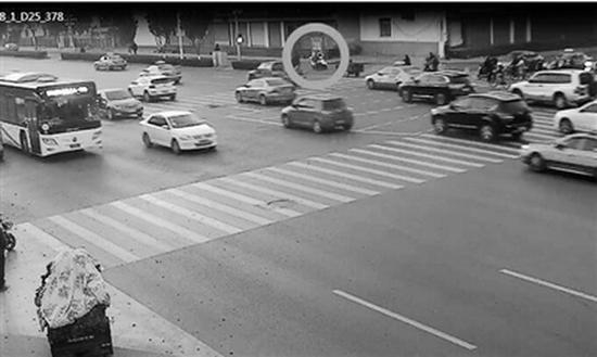 骑电动车带小孩的女子交通肇事逃逸监控截图。 新消息报 图