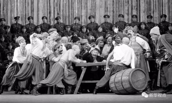 ▲1965年11月，红旗歌舞团在北京演出。（新华社记者刘长忠摄）