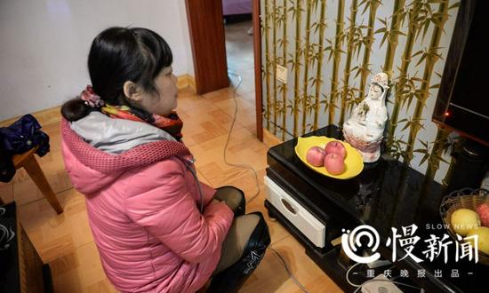 ▲何小平经常对着菩萨忏悔