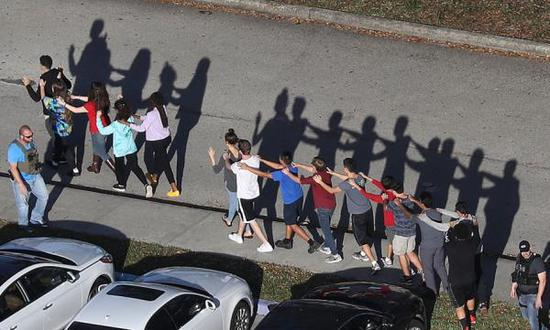 　　当地时间2018年2月14日，美国佛罗里达州帕克兰，当地一所高中发生枪击案，警员进入学校大楼，师生被疏散。 视觉中国 图