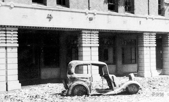 台湾省专卖局台北分局前被焚毁的汽车